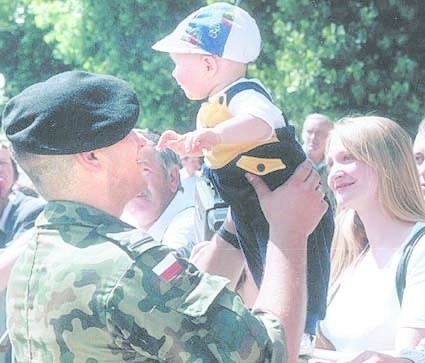 Takich zdjęć z pożegnań przed wyjazdem na misję do Kosowa można wiele znaleźć  w albumach wojskowych rodzin.