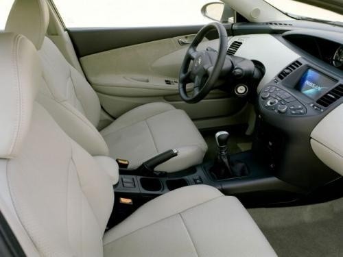 Fot. Nissan: Na przednich siedzeniach miejsca jest dosyć.