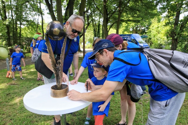 Mimo że, Dzień Ojca przypada 23 czerwca, to na poznańskiej Cytadeli to święto obchodzone jest już w niedzielę, 19 czerwca. O godz. 11 ruszyła tam gra miejska pod nazwą "Przygoda z tatą". Uczestnicy podzieleni na drużyny składające się z ojca (kapitana) z dzieckiem/dziećmi  i całe rodziny mierzą się z zadaniami rozmieszczonymi w punktach na terenie Parku Cytadela. Grze towarzyszy piknik z licznymi atrakcjami dla całych rodzin: malowaniem twarzy, gry rodzinne, konkursy oraz niespodzianki i konkursy dla ojców. Wydarzenie zostało zainicjowane i sfinansowane przez Ministerstwo Rodziny i Polityki Społecznej w ramach programu „Ojcostwo – przygoda życia”. Zabawa trwała do godz. 14. Następnie, w ramach zwieńczenia wspólnego świętowania, w auli Państwowej Szkoły Muzycznej II stopnia odbędzie koncert zespołu Arete - rozpoczęcie o godz. 16.30 (wstęp wolny). Na Cytadeli pojawił się nasz fotoreporter. Zobacz, jak przebiegała "Przygoda z tatą".Przejdź dalej -->