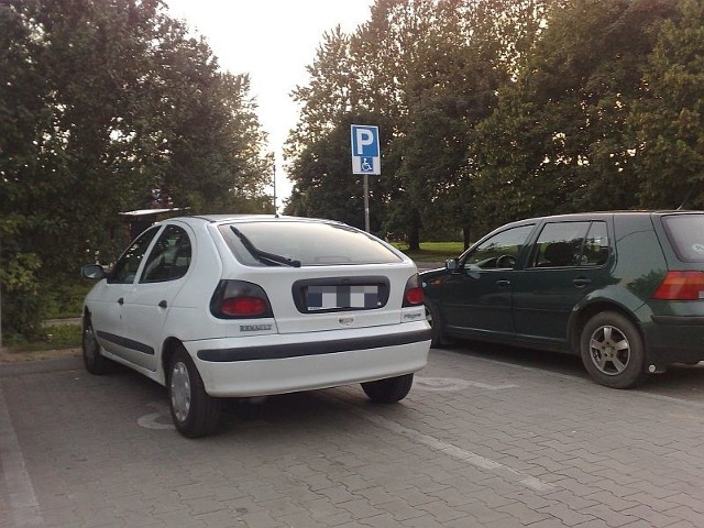 Renault zajął dwa miejsca parkingowe