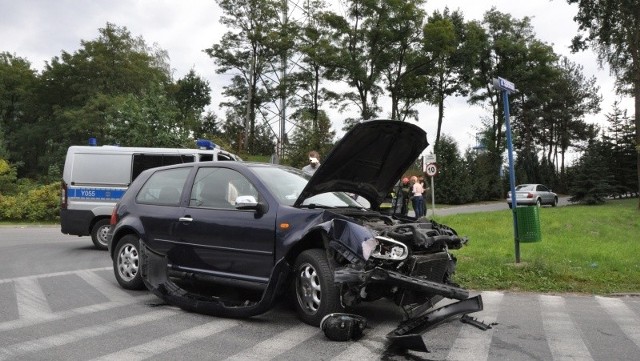 We wtorkowym zderzeniu dwóch samochodów osobowych w Pionkach najbardziej ucierpiał volkswagen golf.