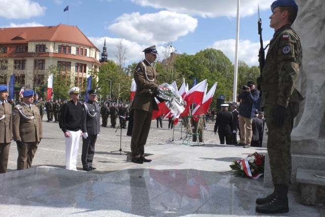 Uroczystości Narodowego Dnia Zwycięstwa i 74. rocznicy zakończenia II wojny światowej w Europie odbyły się na pl. Zwycięstwa przy pomniku Żołnierza Polskiego, przy którym wystawiono honorowe posterunki. Rozpoczęło je odegranie i odśpiewanie hymnu państwowego oraz wciągnięcie flagi Rzeczypospolitej Polskiej na maszt. Mieszkańcy wysłuchali okolicznościowych przemówień, były apel pamięci i salwa honorowa, złożenie wiązanek pod pomnikiem oraz koncert zespołu Wiarusy.