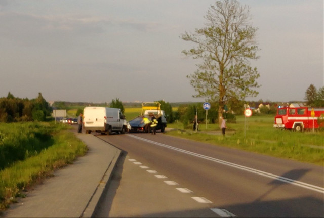 Wypadek na trasie do Kruszewa: Zderzenie busa z samochodem osobowym (zdjęcia, wideo)
