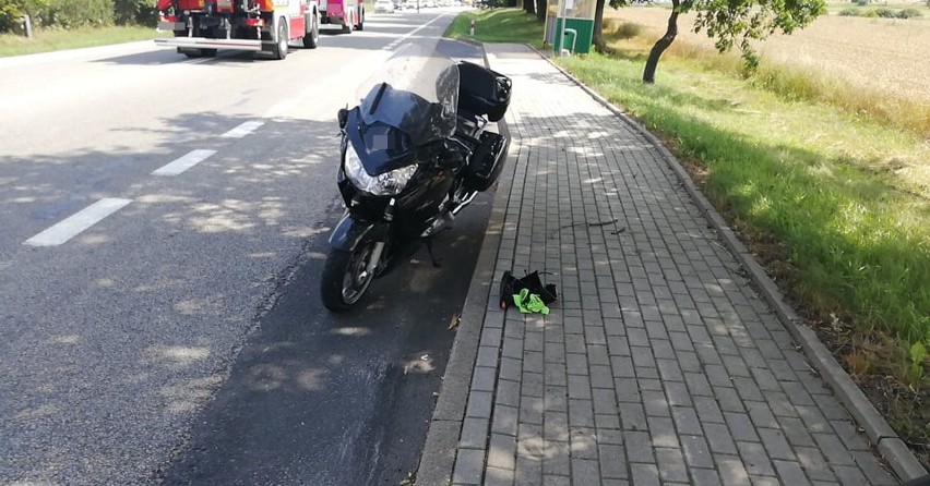 Motocyklista wjechał w samochód. Zdarzenie drogowe w Sąborzu