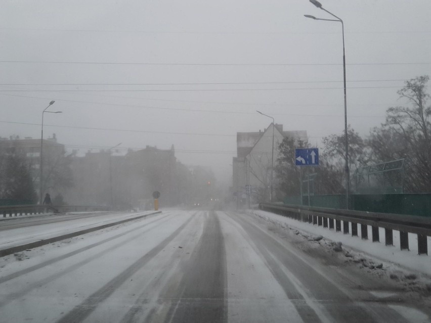 Dziś od samego rana na śląskich drogach ponownie panują...