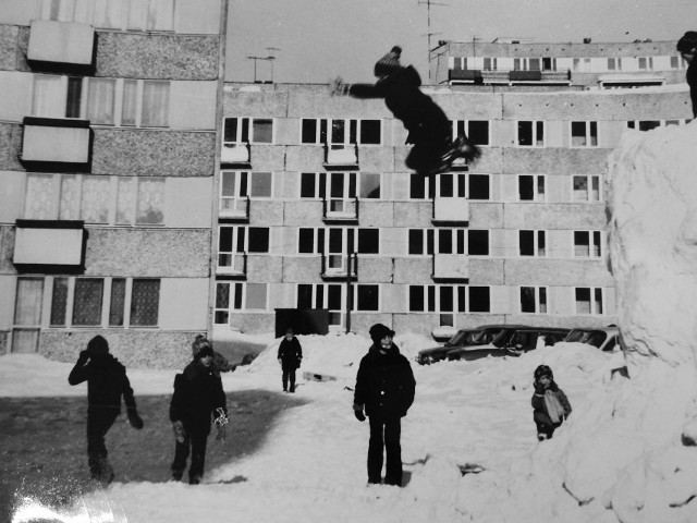 Łomżyńskie dzieci bawiące się podczas zimy. Okres PRL