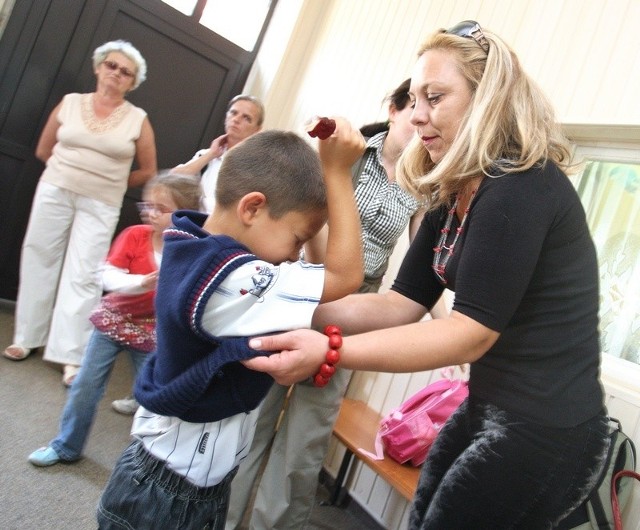 Dorota Centkowska nie chce, aby jej syn Kacper nosił kamizelkę, w której się poci. Kacper też nie chce grubej, sztucznej wełny.