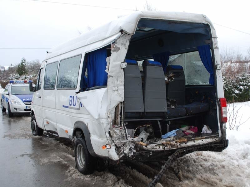 TIR najechał na stojącego na przystanku busa. 19 osób zostało rannych 