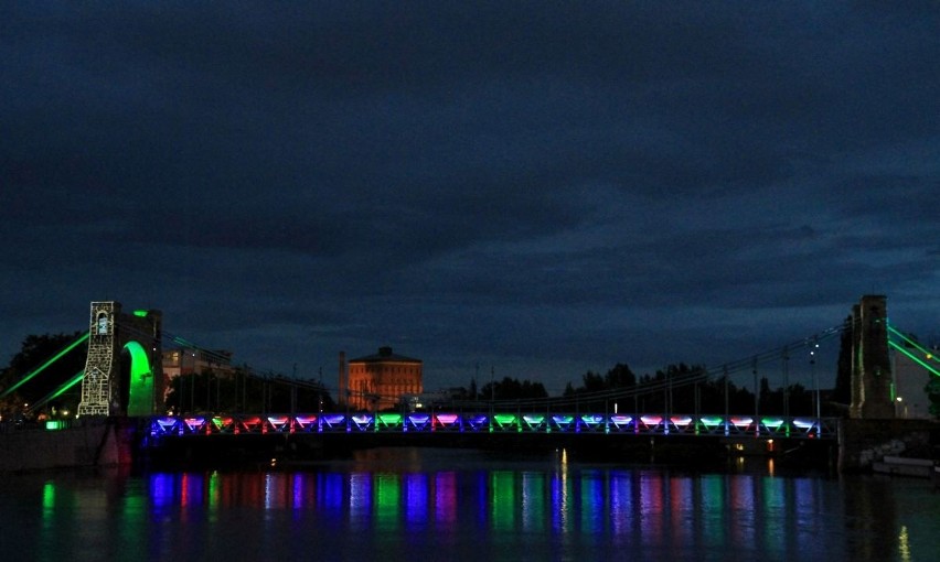 Świetlny pokaz i parada kapeluszników - tak zaprezentowały się wrocławskie mosty (ZDJĘCIA)