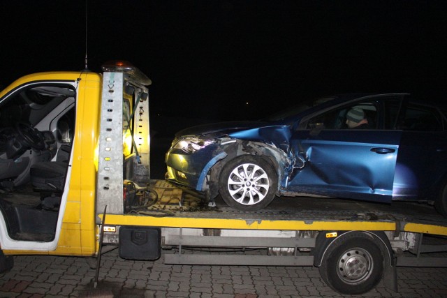 Do zdarzenia doszło około godziny 17 na drodze krajowej numer 6. Kierująca alfą wymusiła pierwszeństwo i zderzyła się z seatem. Poszkodowana pasażerka seata trafiła do szpitala w Białogardzie. 