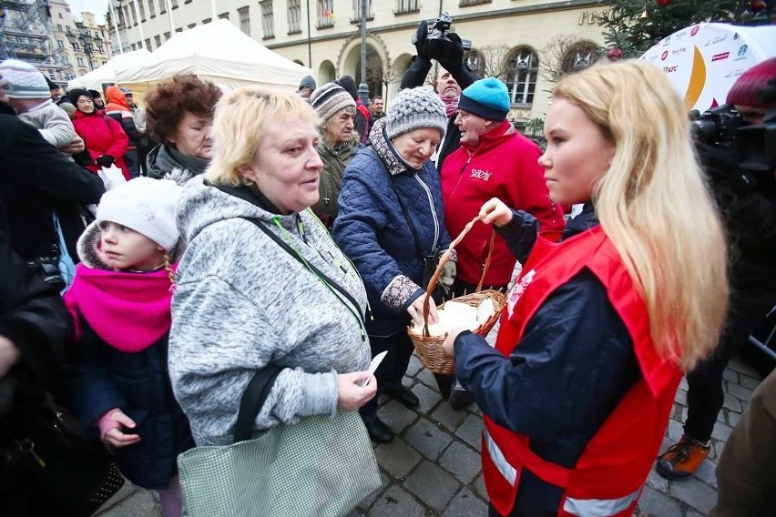 Wigilia dla ubogich i samotnych na Rynku [ZDJĘCIA]