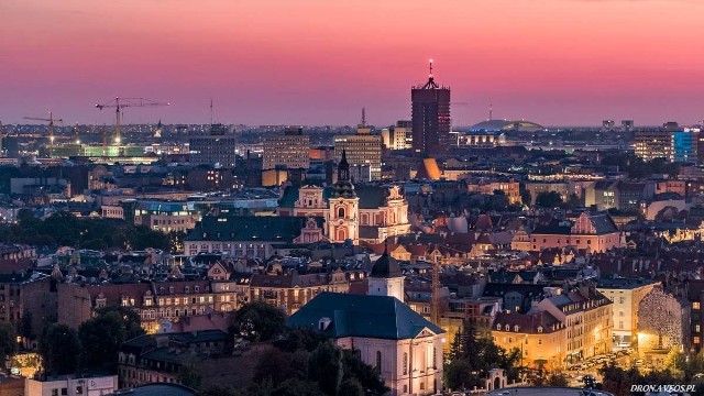 Dzięki zdjęciom zrobionym przez Dron.Aveos.pl możemy spojrzeć na Poznań z góry. Zobacz ratusz, stadion, katedrę, Maltę i inne znane obiekty w Poznaniu oraz panoramy miasta widziane z lotu ptaka --->