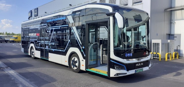 Autobus elektryczny będzie testowany w Bydgoszczy na trasach linii nr: 54, 57, 80, 84, 92 i 99. Pasażerowie będą mieć okazję przejechać się pojazdem od 29 grudnia 2021 do 07 stycznia 2022 r.