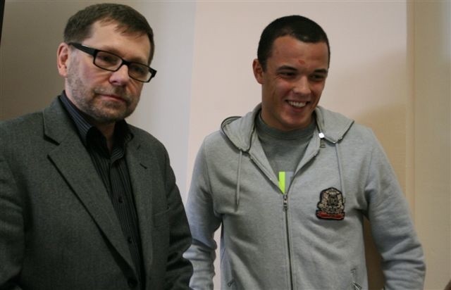 Dawid Janczyk i prezes Korony Tomasz Chojnowski chwilę po ogłoszeniu wiadomości , że rosyjski CSKA Moskwa wyraził zgodę na treningi Janczyka w kieleckim klubie.