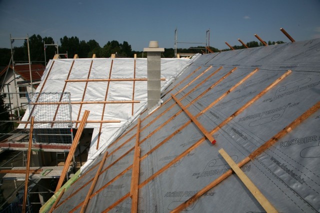 Membrana dachowa to bardzo ważna warstwa wstępnego krycia, która chroni ocieplenie przed wilgocią z zewnątrz (i pozwala na jej odprowadzenie z warstwy izolacji).