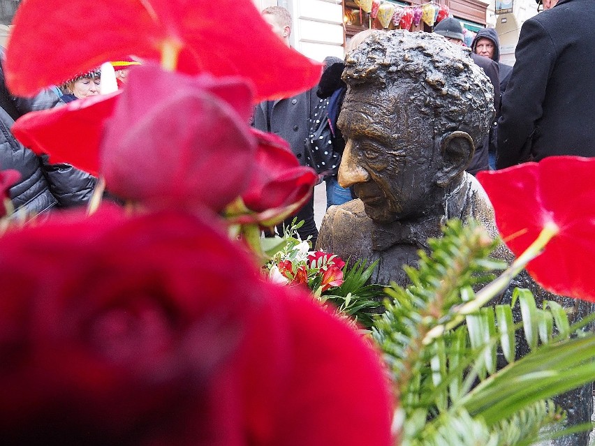 Uroczyste złożenie kwiatów pod pomnikiem Artura Rubinsteina...