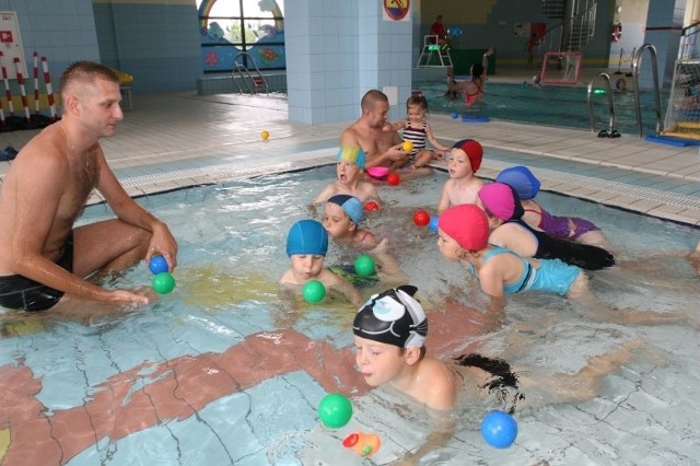 Instruktor pływania Michał Dziura podczas pływackich zajęć z dziećmi z przedszkola w Chełmcach.