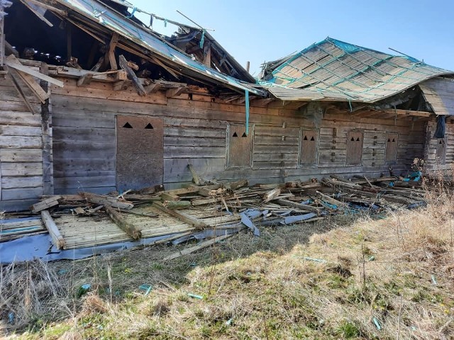 Tak wyglądał dw&oacute;r w Raciechowicach niedługo po zawaleniu się dachu