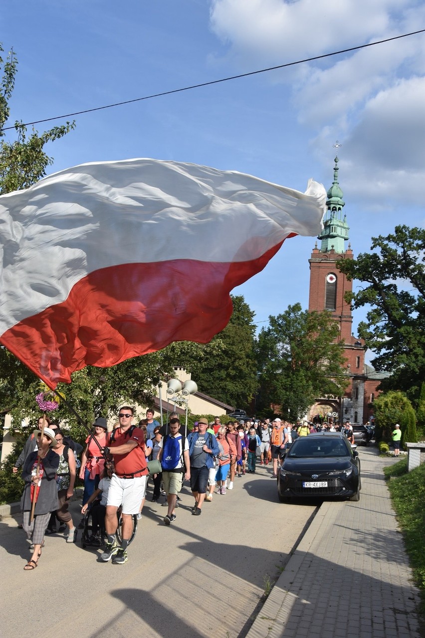 Krakowska pielgrzymka na półmetku. Pątnicy wędrują, modlą się i śpiewają ZDJĘCIA