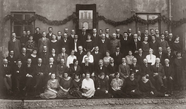 Fotografię radomskiej Rady Miejskiej z 1927 lub 1928 roku przekazał Krzysztof Dyner, potomek jednego z rajców Stanisława Pokrzywińskiego (na zdjęciu siedzi czwarty od lewej). W środku, w fotelu siedzi prezes Stanisław Kelles &#8211; Krauz, obok niego zaś Maria Kelles &#8211; Krauz. 