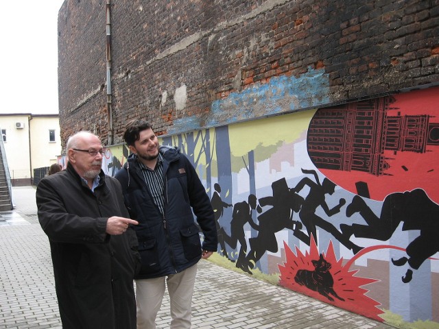 Adam Wójcicki i Zbigniew Belowski, dyrektor artystyczy Elektrowni przy muralu.
