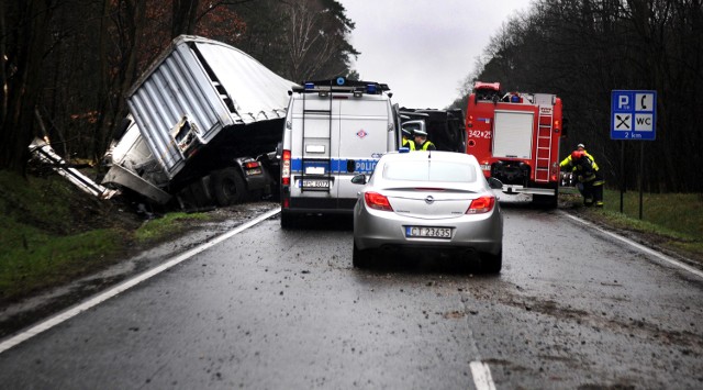 Wypadek Tira na trasie S10