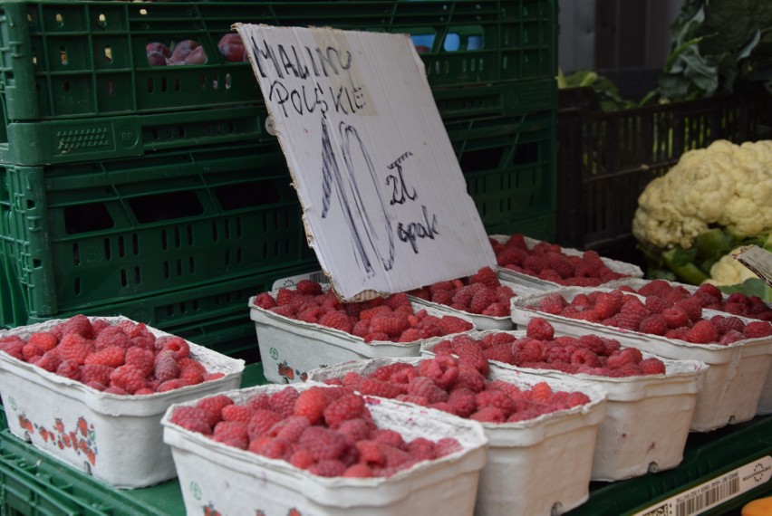 Ceny owoców i warzyw w Częstochowie. Na Wałach Dwernickiego sprawdziliśmy, co zdrożało, a co kupimy taniej niż przed rokiem?