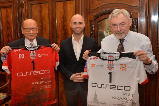 Prezydent Jacek Majchrowski prezentuje siatkarską koszulkę Resovii na mecze w Krakowie