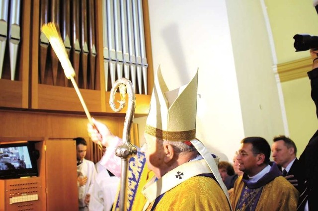 Kardynał Dziwisz poświęcił w Niegowici nowe organy