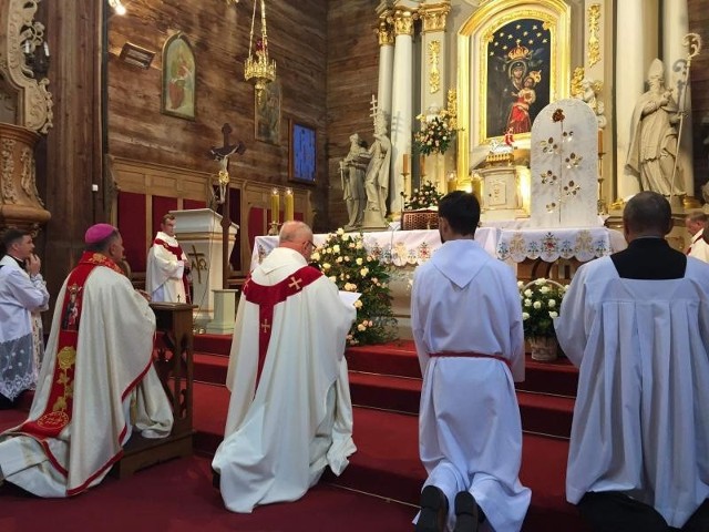 Niezwykle ważna uroczystość odbyła się w niedzielę w parafii świętego Szczepana w Mnichowie w powiecie jędrzejowskim. Był to dzień wyjątkowego dziękczynienia i ofiarowania się Matce Bożej.