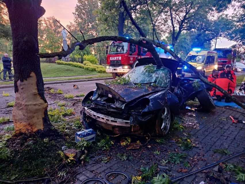 Tragedia na drodze w powiecie lubartowskim. Osobówka uderzyła w drzewo