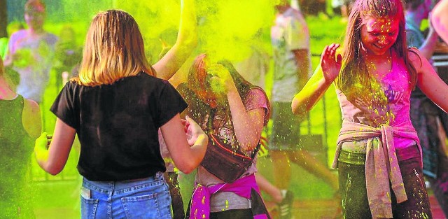 W tym roku Holi Festival Poland dotrze do 50 polskich miejscowości. Jeszcze 29 lipca kolorowymi proszkami będzie można się obrzucać w Mielnie na stadionie, a 5 sierpnia na przystani w Chłopach