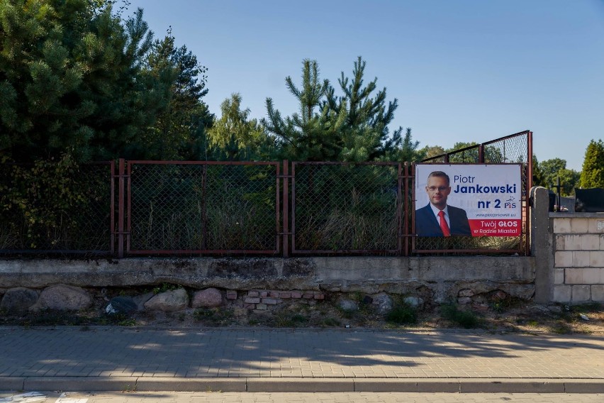 Plakat wyborczy z wizerunkiem Piotra Jankowskiego z PiS wisi...