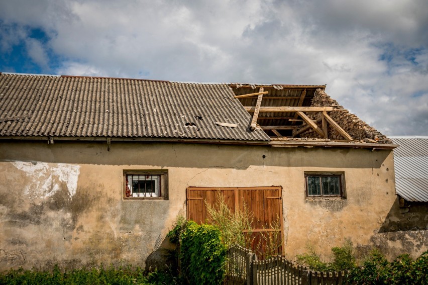 Uszkodzony budynek w miejscowości Radomice