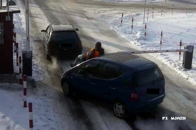 Kierowca mercedesa w Bełchatowie usłyszał zarzut narażenia parkingowego na utratę życia lub zdrowia. Parking kosztuje... 2 zł