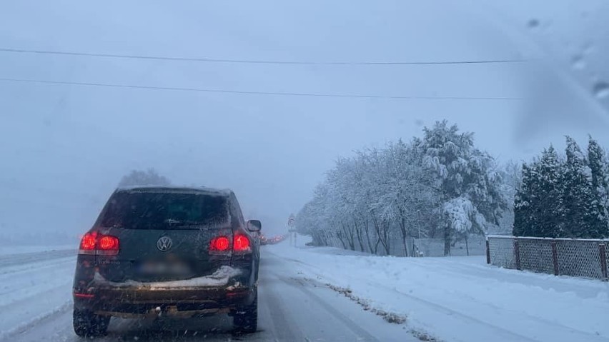 Śnieżyca na Podkarpaciu, trudne warunki na drogach w regionie [ZDJĘCIA INTERNAUTÓW]