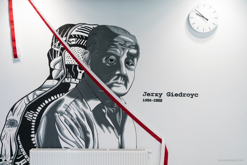 Nowy mural w Białymstoku. W Bibliotece Uniwersyteckiej UwB odsłonięto podobiznę Jerzego Giedroycia