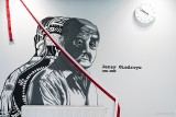 Nowy mural w Białymstoku. W Bibliotece Uniwersyteckiej UwB odsłonięto podobiznę Jerzego Giedroycia