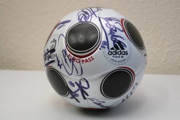 Pilka z podpisami reprezentacji Polski na Euro 2008 – dar...
