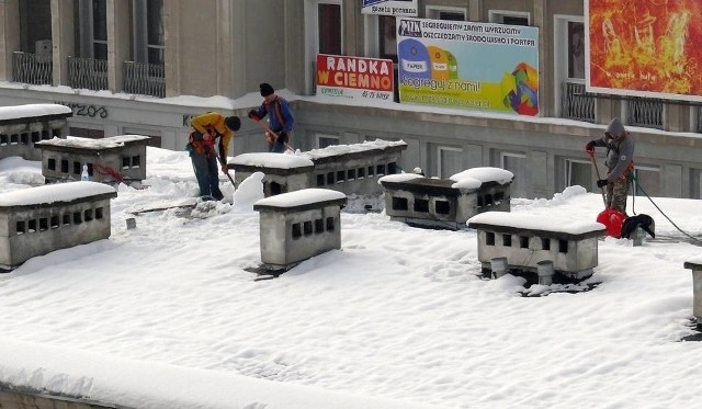Usuwanie śniegu z dachu bloku socjalnego tak zwanego „perszinga” w Stalowej Woli