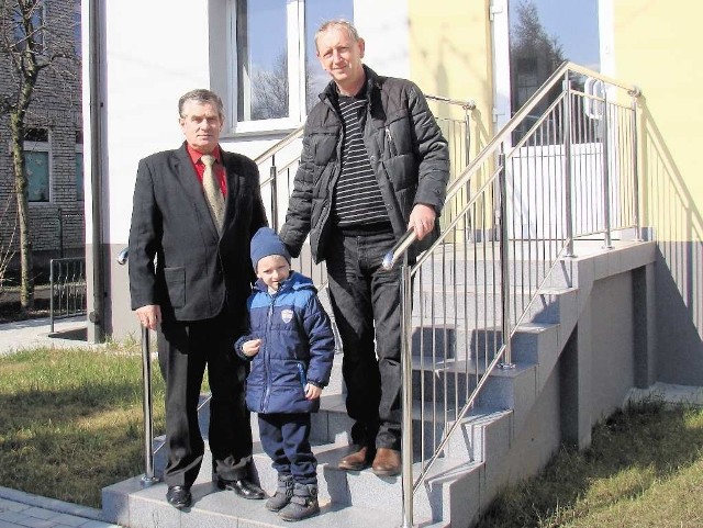 Stanisław Gworek (z prawej) z synem i sołtysem Włosienicy Władysławem Zalińskim przed siedzibą ośrodka zdrowia, którego remont zakończył się ponad pół roku temu. Budynek stoi pusty