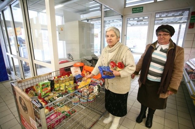 -Ludzie włączają się do zbiórki, ale mniej ochoczo niż kiedyś &#8211; mówią panie Basia (od lewej) i Teresa, wolontariuszki zbierające żywność w piątek w sklepie Biedronka przy ulicy Zbrowskiego. 