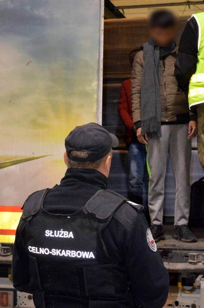 Budzisko: Cudzoziemcy w polskiej ciężarówce na DK 8. Kierowcy grozi 8 lat więzienia [ZDJĘCIA]