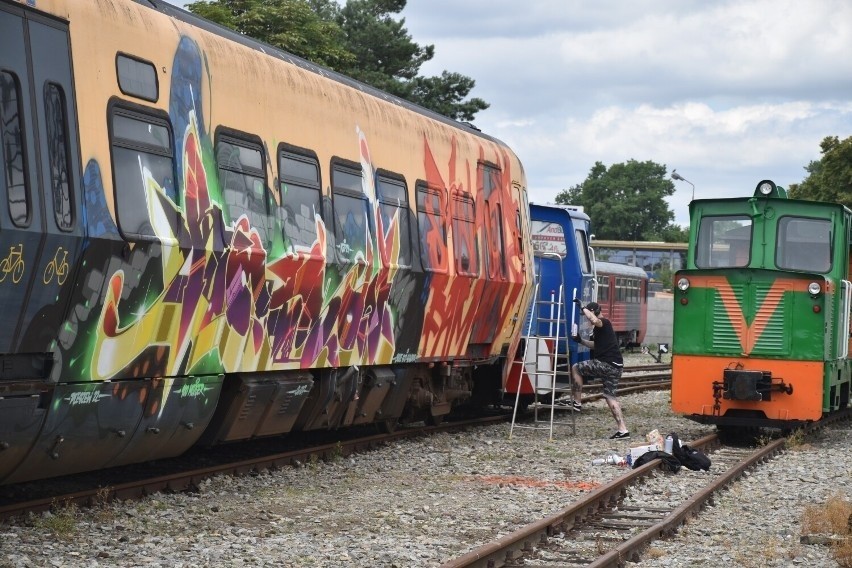 Pomysłodawcą malowania pociągu jest pleszewski artysta...
