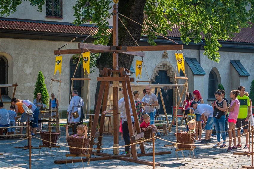 Nowym Sączem zawładnęli średniowieczni rycerze  