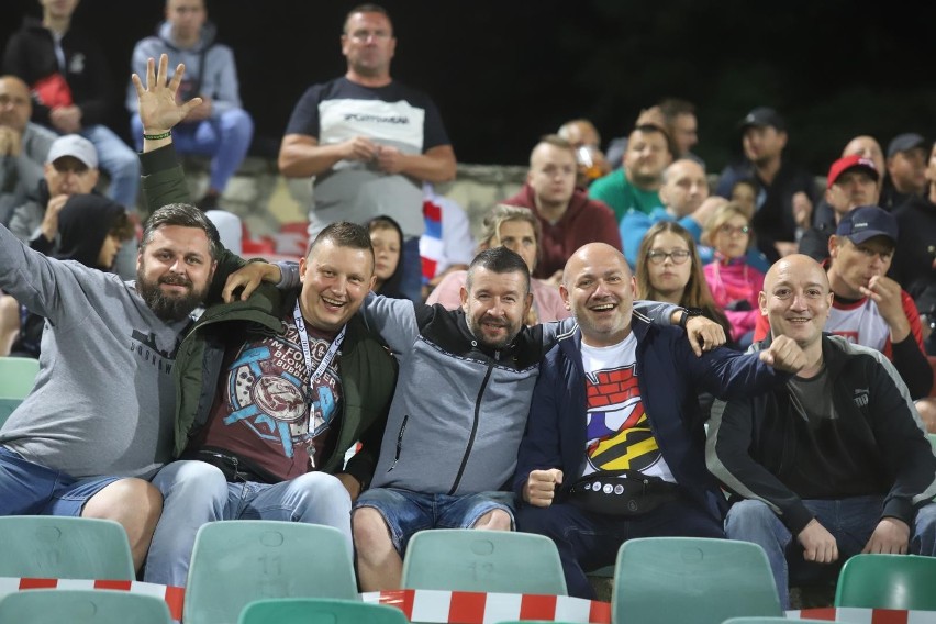 Piłkarki Czarnych Sosnowiec dopingowało na Stadionie Ludowym...