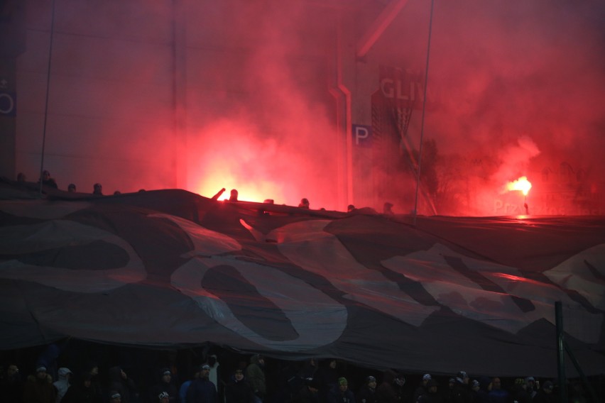 Derby Śląska przerwane, potem zakończone. Kibice Górnika...