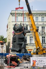 Pomnik Walki i Męczeństwa na Starym Rynku w Bydgoszczy już przeniesiony [dużo zdjęć]