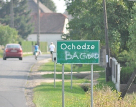 Tablica przy wjeździe do Ochódz jest tylko jedną z wielu pomalowanych w calej gminie.