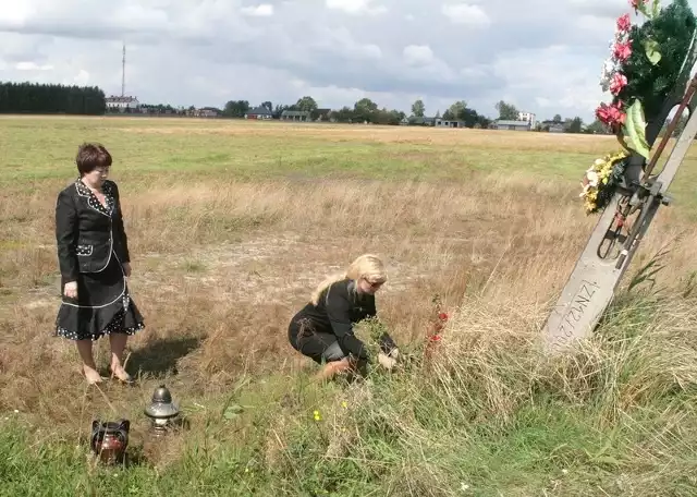 Żony tragicznie zmarłych pilotów białoruskich miały po raz pierwszy możliwość zobaczyć miejsce, gdzie przed rokiem spadła maszyna. Od lewej: Damira Marchwicka i Swietłana Żurawlewicz.